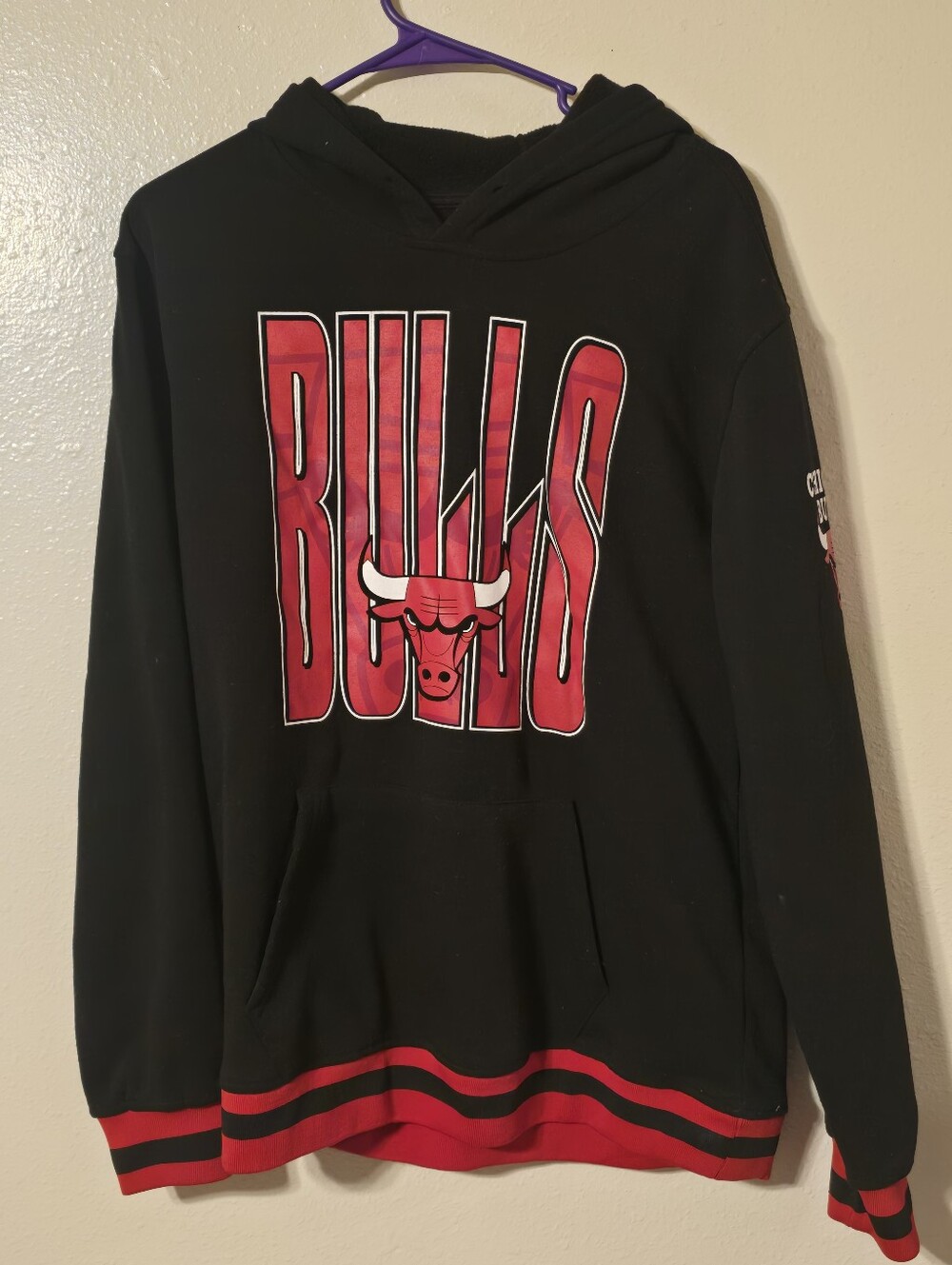 NBA Chicago Bulls Black Graphic Pullover Hoodie Size Medium - Sleeve Logo